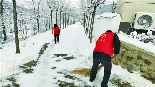 为确保居民出行安全,济南市历城区彩石街道开启扫雪除冰行动